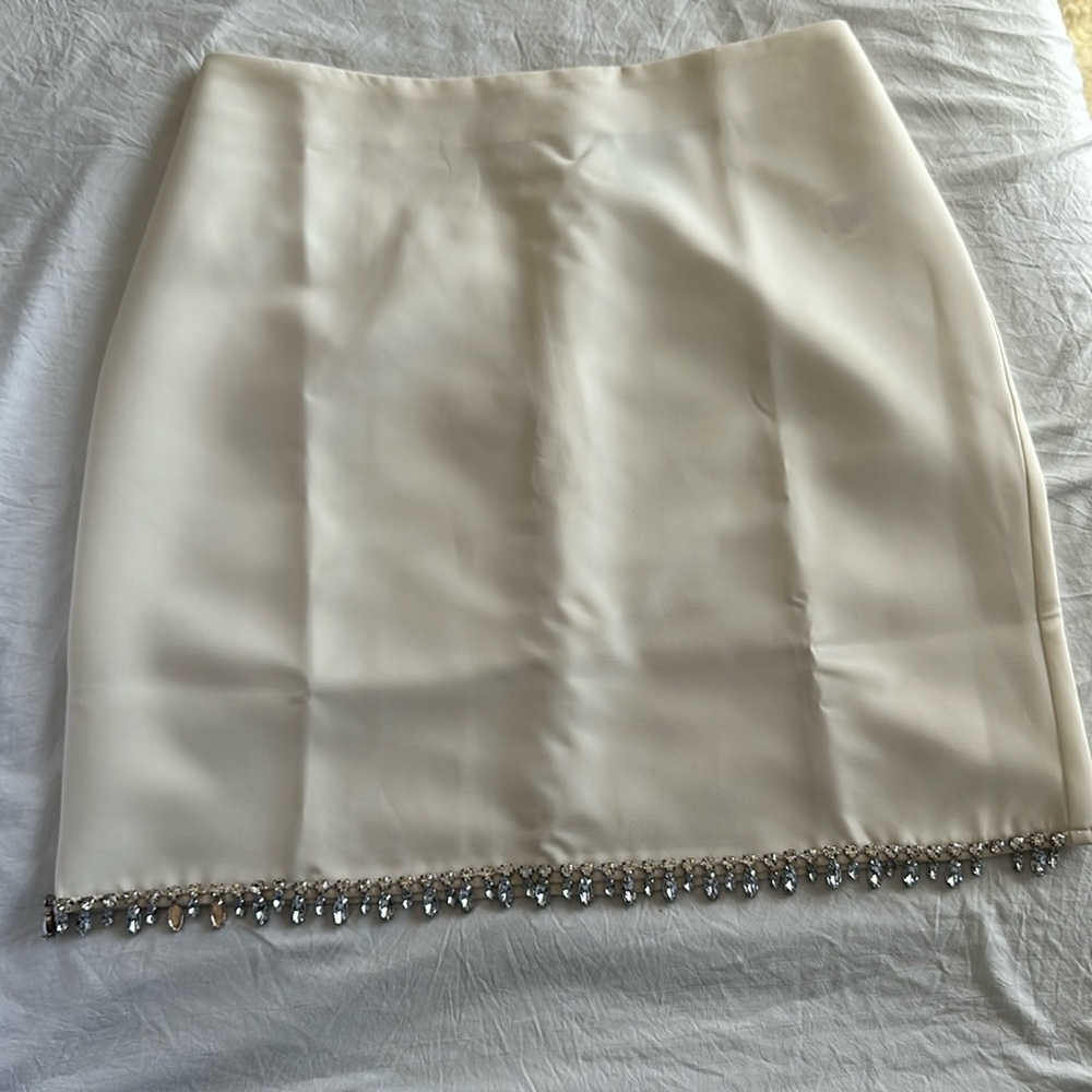 Off white mini skirt, sincerely Jules brand, medium size.
